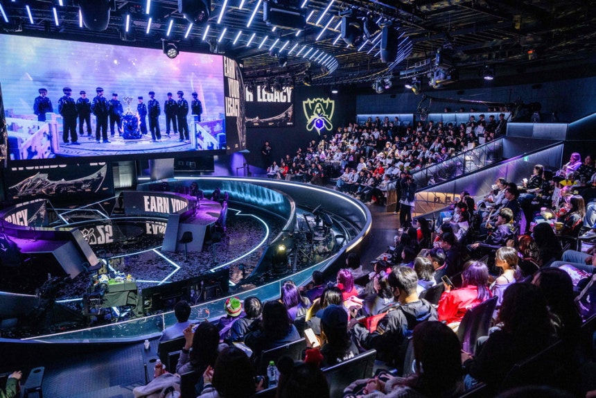 지난달 e스포츠 전문 경기장 '롤 파크'에서 관중들이 리그오브레전드 월드 챔피언십(롤드컵) 결승전인 T1과 KT 롤스터의 경기를 시청하고 있다.AFP연합뉴스