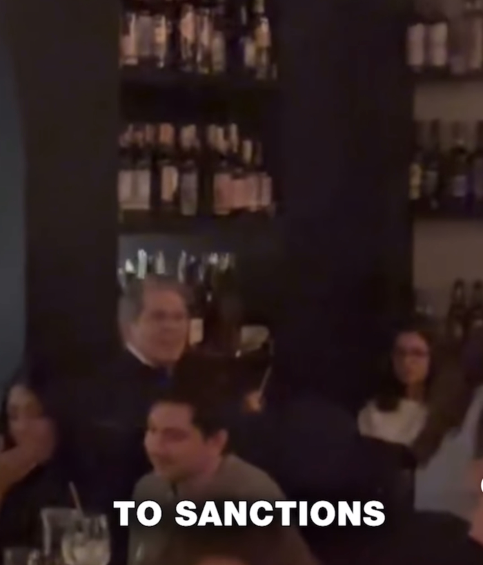  식사 중이던 스콧 베선트 미 재무장관이 코드핑크 일원에게 항의하는 모습.[인스타그램 캡처]