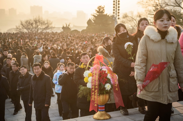  김정일 국방위원장 사망 14주기인 17일,평양 만수대 언덕을 찾은 주민들이 김일성·김정일 동상 앞에 꽃다발을 놓고 참배하고 있다.[AFP연합뉴스]