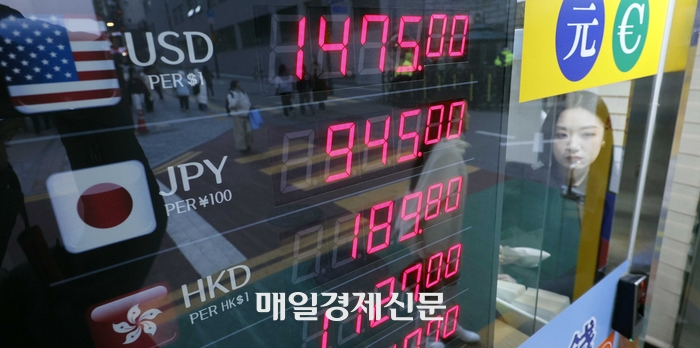  1일 서울 명동의 환전소에 환율이 게시되어 있다.2025.12.1 [김호영기자]