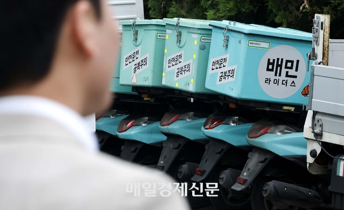  우아한형제들이 운영하는 배달의민족.사진은 배달의민족 라이더들이 사용하는 배달용 오토바이들.[김호영 기자]