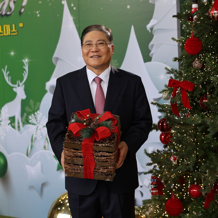  새에덴교회 크리스마스 트리 옆에서 선물 박스를 안고 있는 소강석 목사.<새에덴교회>