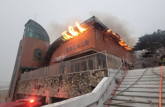  지난 20일 오전 인천시 강화군 양사면 한 교회에서 불이 나 소방 당국이 진화 작업을 벌이고 있다.[인천소방본부 제공]