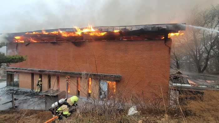  지난 20일 오전 인천시 강화군 양사면 한 교회에서 불이 나 소방 당국이 진화 작업을 벌이고 있다.[인천소방본부 제공]