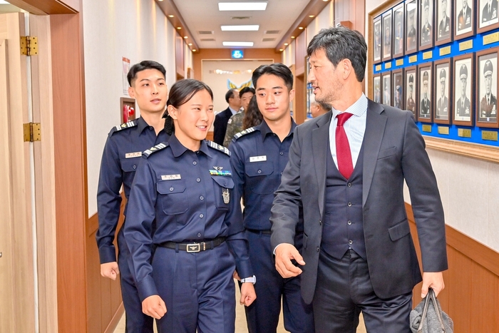  �ֿ���  �ΰ��� �յ� Ư���ڹ��� ����б� �������� �а��������� ������ 6�� ��������б��� �湮�ߴ�. [�����]