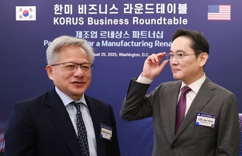  이재용 삼성전자 회장(오른쪽)과 젠슨 황 엔비디아 최고경영자(CEO)가 지난 8월 25일(현지시간) 미국 워싱턴DC 윌라드 호텔에서 열린 한미 비즈니스 라운드 테이블 리셉션에 나란히 자리하고 있다.[사진 = 연합