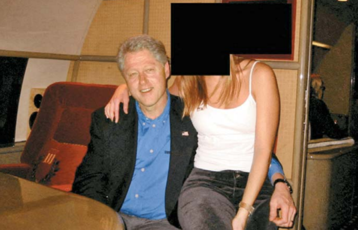  미국 법무부가 19일(현지시간) 공개한 미성년자 성착취범 고(故) 제프리엡스타인의 수사관련 문서에서 빌 클린턴 전 대통령이 시기와 장소가 특정되지 않은 채 얼굴이 가려진 한 여성의 허리쪽에 팔을 두르고 앉아 있어 