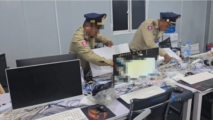  지난 18일 캄보디아 몬돌끼리 지방경찰청 소속 경찰관들이 캄보디아 스캠 단지를 봉쇄하고 범죄에 이용된 것으로 추정되는 컴퓨터 모니터 등을 살피고 있다.[경찰청 제공 영상 캡처]