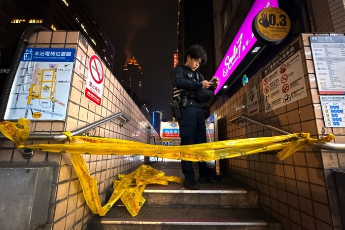 19일 대만 타이베이의 한 경찰이 타이베이 중앙역 지하철 계단에 서 있다. [연합뉴스]