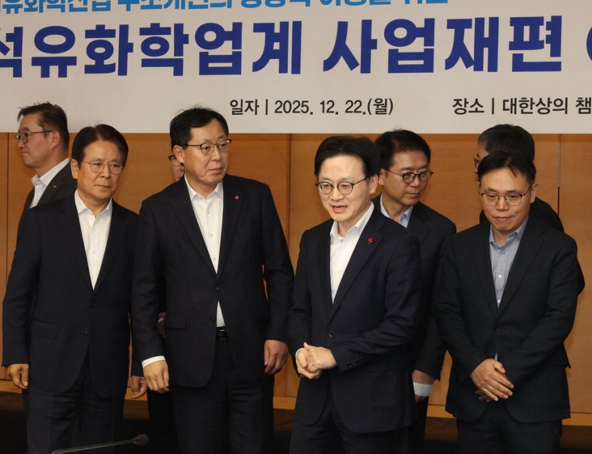 강길순 대한유화 사장, 이영준 롯데케미칼 사장, 김정관 산업통상부 장관, 김동춘 LG화학 대표(앞줄 왼쪽부터)가 22일 서울 중구 대한상공회의소에서 열린 '석유화학산업 구조개편 성