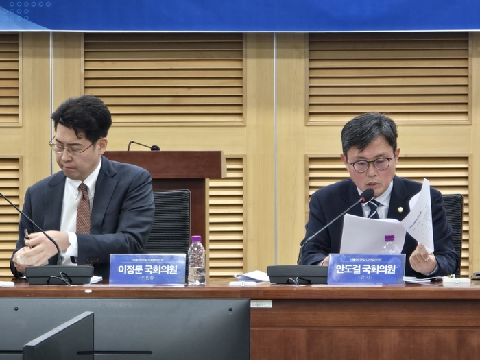 22일 국회 의원회관에서 열린 민주당 디지털자산특위 간담회 종료 직후 진행된 백브리핑에서 안도걸 간사(오른쪽)는 정부의 입법 지연을 비판하며 내년 상반기 중 스테이블코인 실증사업 