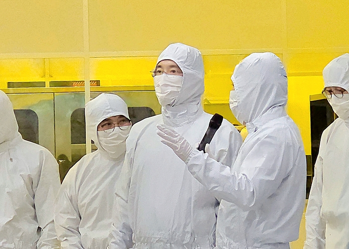  이재용 삼성전자 회장이 22일 경기 용인시 삼성전자 기흥캠퍼스 내 첨단 복합 반도체 연구개발(R&D) 센터인 NRD-K 클린룸 시설을 살펴보고 있다.[삼성전자 제공]