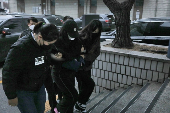  경기도 포천시에서 16개월 여아를 학대해 숨지게 한 혐의를 받는 친모와 계부가 11월 27일 오전 구속 전 피의자 심문(영장실질심사)을 받기 위해 의정부지방법원법원에 출석하고 있다.[연합뉴스]