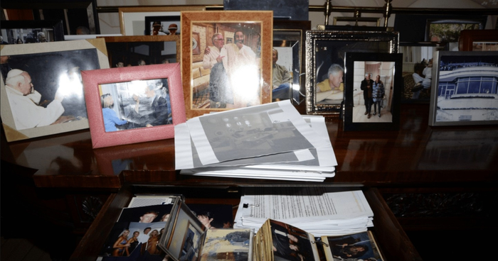  왼쪽 하단 서랍 속 사진에 젊은 시절 트럼프 대통령이 엡스타인의 옛 연인이자 공범 길레인 맥스웰 등 여성들의 모습이 담겨 있다.[사진 출처 = 미 법무부 공개 파일 캡처]