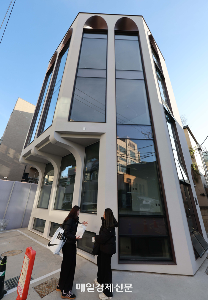 최근 도산공원 일대 상권 역대 최고가(대지면적 평당 4억5000만원)에 매매 거래된 건물 전경.  [한주형기자]