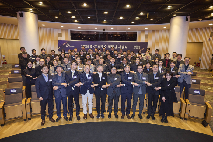  정재헌(앞줄 왼쪽 다섯째) SK텔레콤 대표와 주요 임원들이 최우수 협력사 대표들과 함께 기념촬영을 하고 있다.[사진 = SK텔레콤]