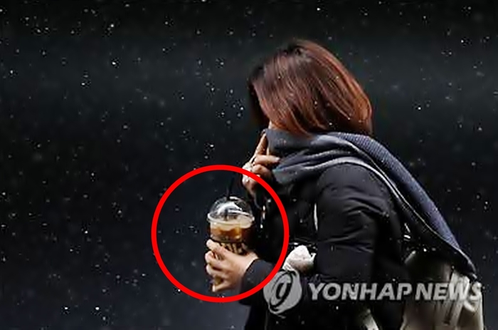  한겨울에도 아아 [사진출처=연합뉴스/ 편집]