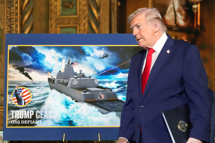  도널드 트럼프 미국 대통령이 22일(현지시간) 플로리다주 마러라고 별장에서 미 해군의‘황금 함대(Golden Fleet)’구축 계획을 발표하고 있다.자신의 이름을 따‘트럼프급(Trump-class)’으로 명