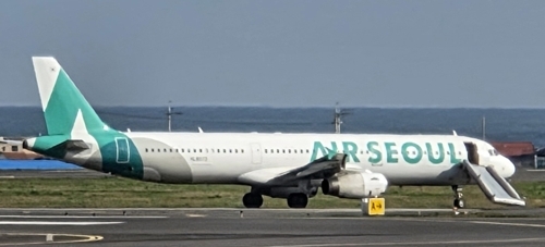  단순 장난이나 호기심으로 항공기 비상문을 만지는 행위가 끊이질 않고 있다.[연합뉴스]