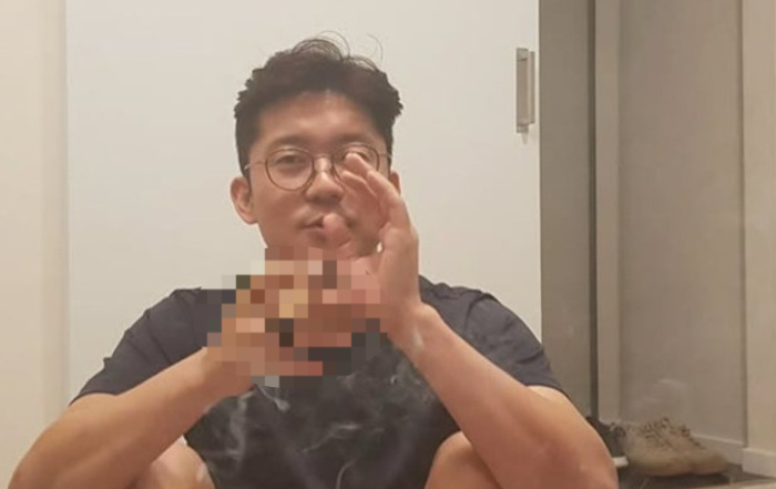  MBC 아나운서 출신 방송인 김대호가 실내에서 흡연하는 사진을 올려 논란이 일고 있다.[사진출처 = SNS]