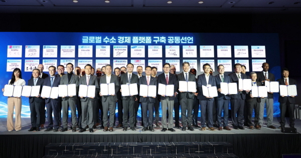  (왼쪽에서 다섯 번째) 코렌스 조용국 회장이‘부산 글로벌 수소경제 심포지엄’공동선언식에서 서명된 선언문을 들고 기념촬영을 하고 있다 [사진 제공=코렌스]