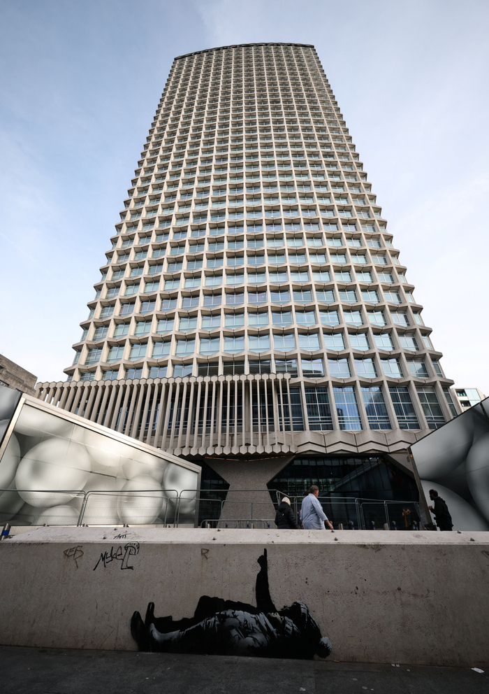  런던 도심 센터포인트 타워 인근의 콘크리트 구조물에 그려진 뱅크시의 새 벽화.<로이터&middot;연합뉴스>