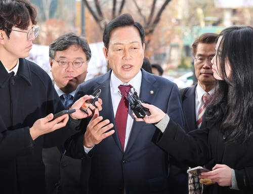  국민의힘 김선교 의원이 김건희 여사 일가의‘양평 공흥지구 개발 특혜 의혹’과 관련해 취재진의 질문에 답하고 있다.2025.11.26/연합뉴스