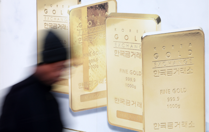  금값이 고공행진 중인 24일 서울 종로구 한국금거래소 종로본점 앞으로 시민이 지나가고 있다.[뉴스1]