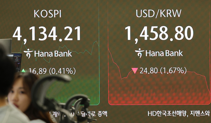  크리스마스이브인 지난 24일 오전 서울 중구 하나은행 본점 딜링룸 현황판에 원/달러 환율이 표시돼 있다.이날 환율은 전날보다 1.3원 오른 1484.9원으로 출발했으나 외환당국의 구두개입에 1460원대 중반까지 