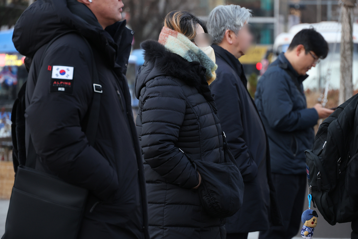  일부 수도권에 한파특보가 발효된 지난 12일 서울 종로구 광화문네거리에서 두꺼운 외투를 입은 시민들이 횡단보도 신호를 기다리고 있다.[연합뉴스]