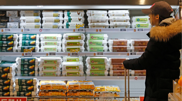  25일 서울의 한 대형마트에서 고객들이 계란을 구매하고 있다.[김호영 기자]