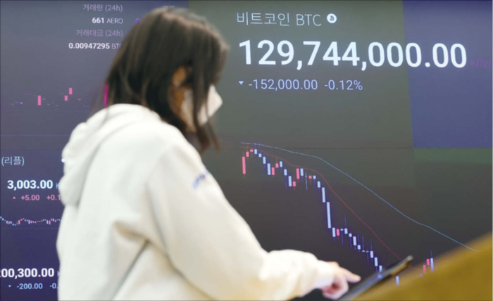  비트코인은 지난 10월 초 사상 최고가(12만6000달러)를 갈아치웠지만 약 한 달 만에 30% 가까이 떨어졌다.< 출처 : 연합뉴스 >