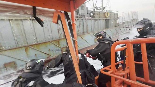  와이어 자르는 해양경찰 [연합뉴스]