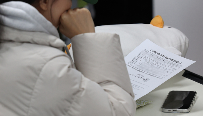  2026학년도 대학수학능력시험(수능) 성적표 배부일인 지난 5일 대구여자고등학교 3학년 교실에서 수험생이 수능 성적표를 확인하고 있다.[연합뉴스]