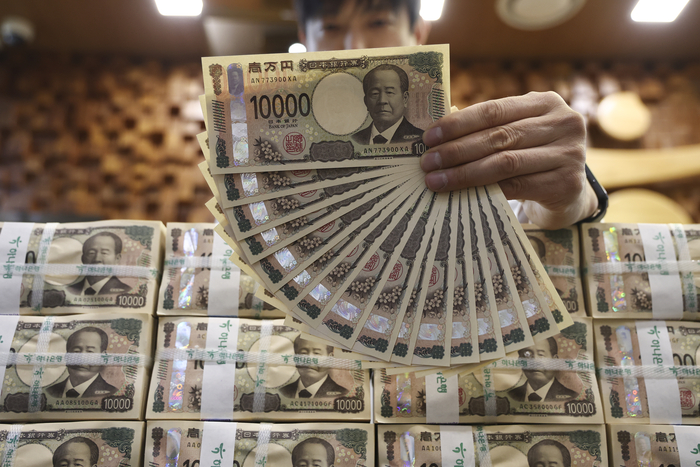  서울 하나은행 위변조대응센터에서 직원이 엔화를 보이고 있다.[연합뉴스]