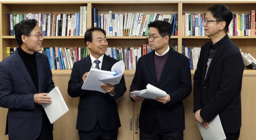  23일 열린 좌담회에서 김창규 민간LNG산업협회 부회장,조홍종 단국대 경제학과 교수(한국자원경제학회장),이상준 서울과학기술대 에너지정책학과 교수,신동준 한국전기연구원 전력망연구본부 전력정책연구센터장(왼쪽부터)