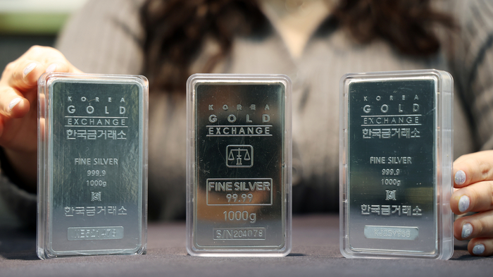  은 가격이 역사적인 랠리 속에서 사상 처음으로 온스당 60달러를 돌파한 가운데 11일 경기 수원시 장안구 한국금거래소 골드쉘 수원장안점에서 직원이 실버바를 내보이고 있다.뉴스1