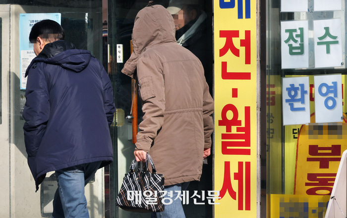  서울 양천구 신월동의 한 부동산 중개업소에 전월세 안내 문구가 붙어있다.[이승환 기자]