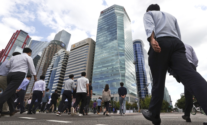  여의도 직장인들.기사와 관련 없는 사진.[연합뉴스]