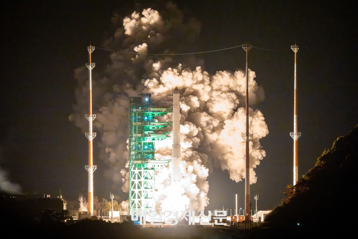  한국형발사체 누리호가 27일 새벽 전남 고흥군 나로우주센터에서 발사되고 있다.[사진=한국항공우주연구원]