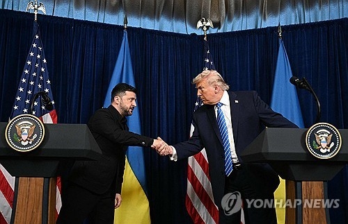  28일 기자회견하는 젤렌스키 트럼프 대통령.[연합뉴스]