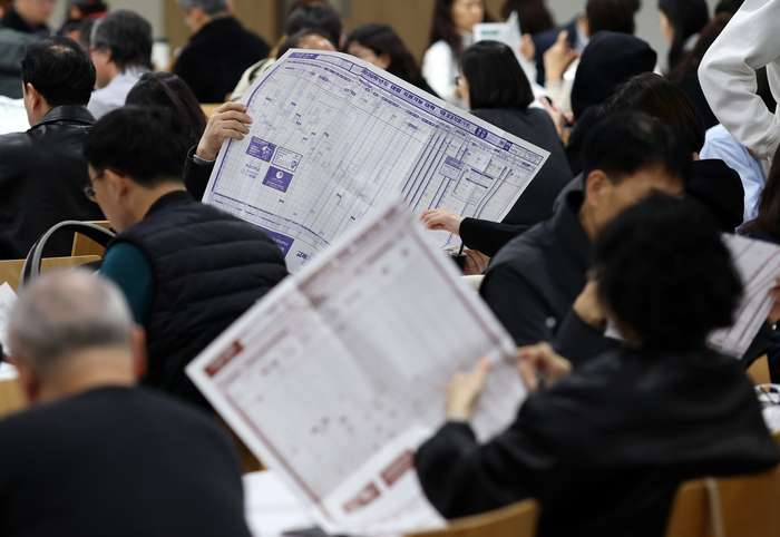  서울의 한 학원에서 열린 수능 가채점 설명회에서 학부모들이 대입 지원 관련 자료를 살피고 있다.[연합뉴스]