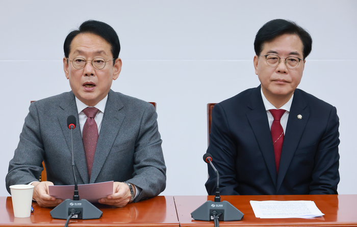 김도읍 국민의힘 정책위의장(왼쪽)이 30일 국회에서 열린 원내대책회의에 참석해 발언하고 있다. 오른쪽은 송언석 국민의힘 원내대표. [사진 출처 = 연합뉴스]