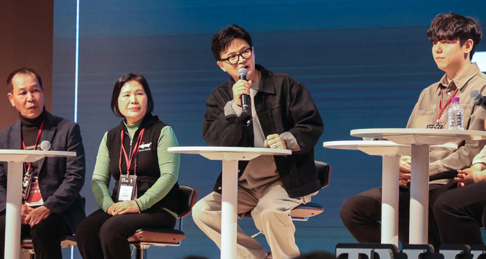 한동훈 전 국민의힘 대표가 지난 21일 경기도 고양시 킨텍스에서 연 토크콘서트에서 참가자들과 대화하고 있다. [한동훈 전 대표 측 제공]