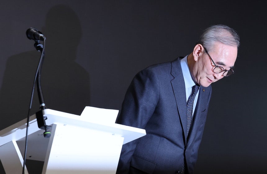 김영섭 KT 대표가 30일 무단 소액결제와 해킹 사고에 대해 고개 숙여 사과하고 있다.연합뉴스