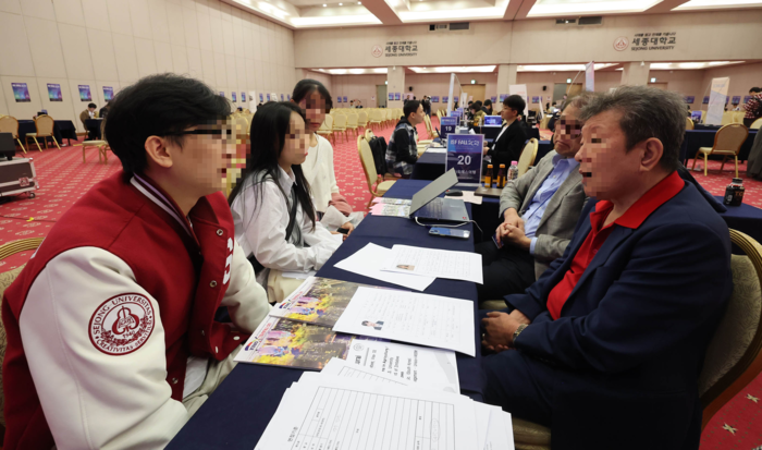  �������б� ����������� ISF ��2ȸ �ܱ������л����â���ڶ�ȸ�� ������� �⼾�� �������� �����ϰ��ִ� ��� �ܱ��� ���л����� �������� �ϰ� �ִ�. ������ ���� ���� ����. [����� ����]