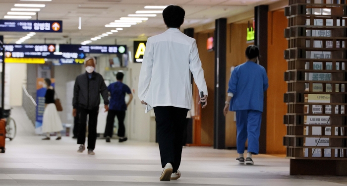  서울의 한 대학병원에서 의료진과 환자가 이동하고 있다.[김호영 기자]