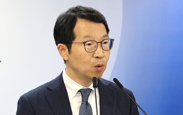  김태현 의사인력수급추계위원장이 30일 서울 종로구 정부서울청사에서 제12차 의사인력수급추계위원회 회의 결과를 발표하고 있다.[뉴스1]