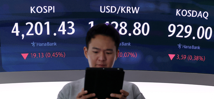  코스피가 올해 마지막 거래일인 30일 하락 출발했다.서울 중구 하나은행 본점 딜링룸 현황판에 코스피가 표시돼 있다.[연합뉴스]