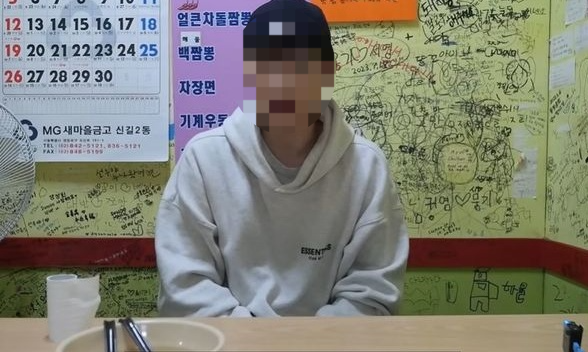  여자친구를 폭행하고 경찰 신고 취소를 강요한 혐의로 재판에 넘겨진 유명 유튜버가 2심에서도 징역형 집행유예를 선고받았다.[사진출처 = 영상 캡처]